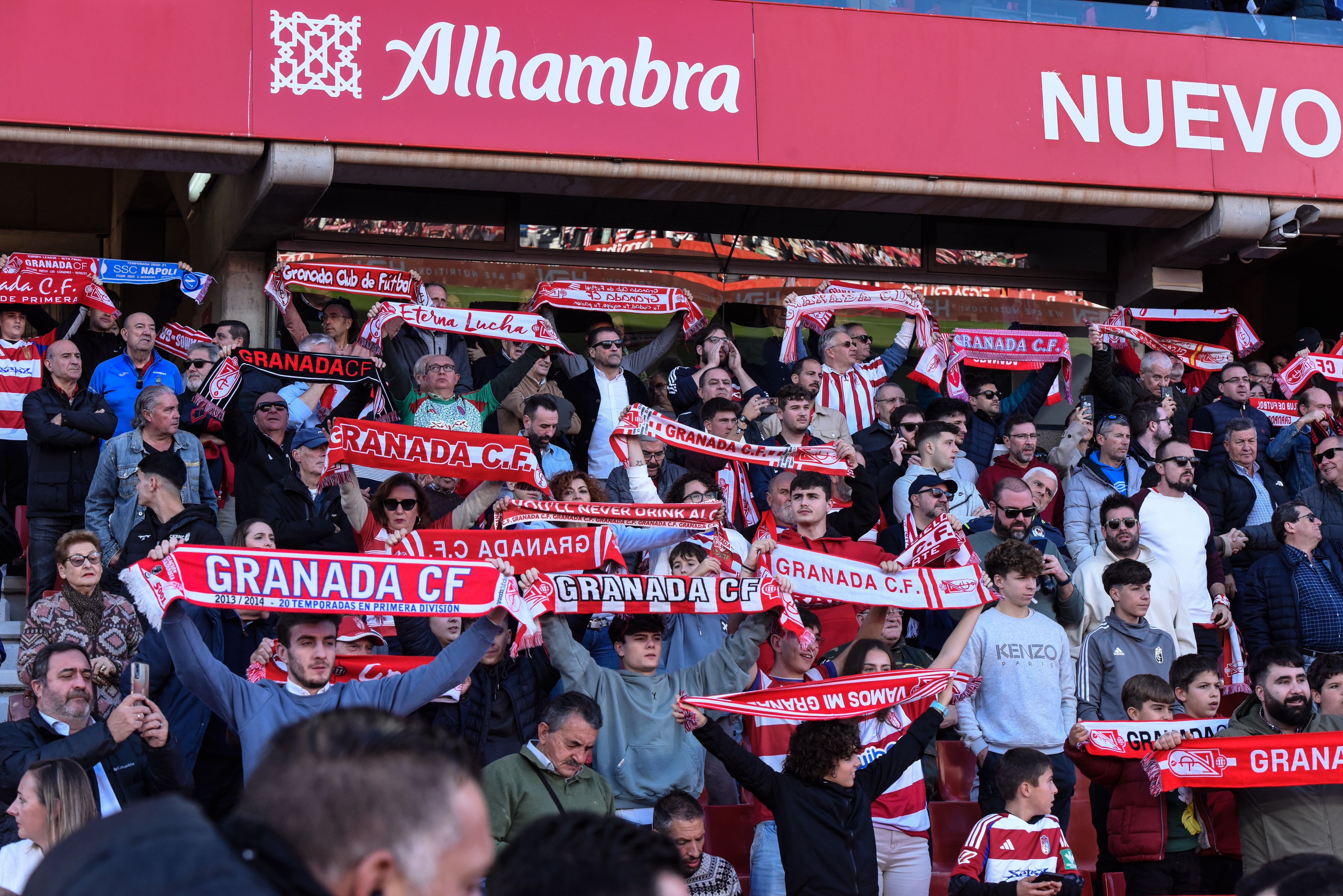 Búscate en la grada de Los Cármenes en el Granada-Racing