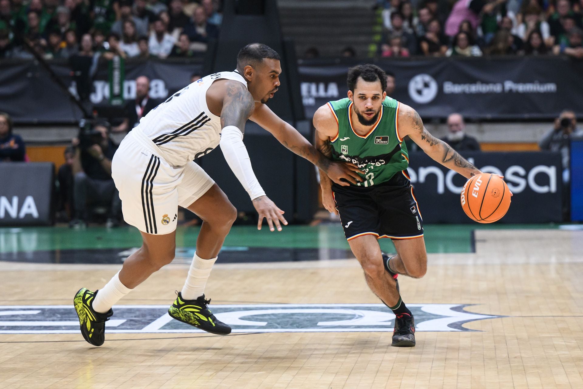 Kassius Robertson, a la derecha, en el partido contra el Real Madrid.