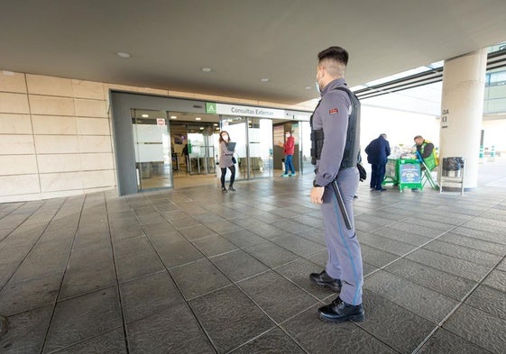 Imagen de archivo de un vigilante de seguridad en la puerta del Clínico.