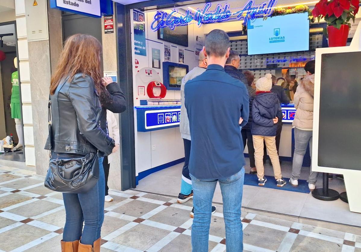 Colas en la administración del centro de la capital que vendió el año pasado el Gordo de Navidad.