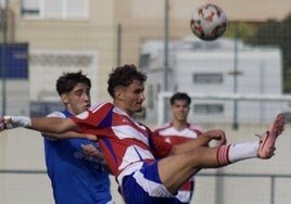 Disputa del balón en un lance del partido.