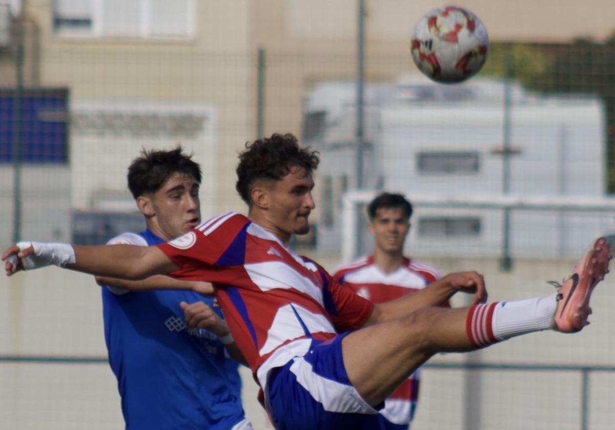 Disputa del balón en un lance del partido.