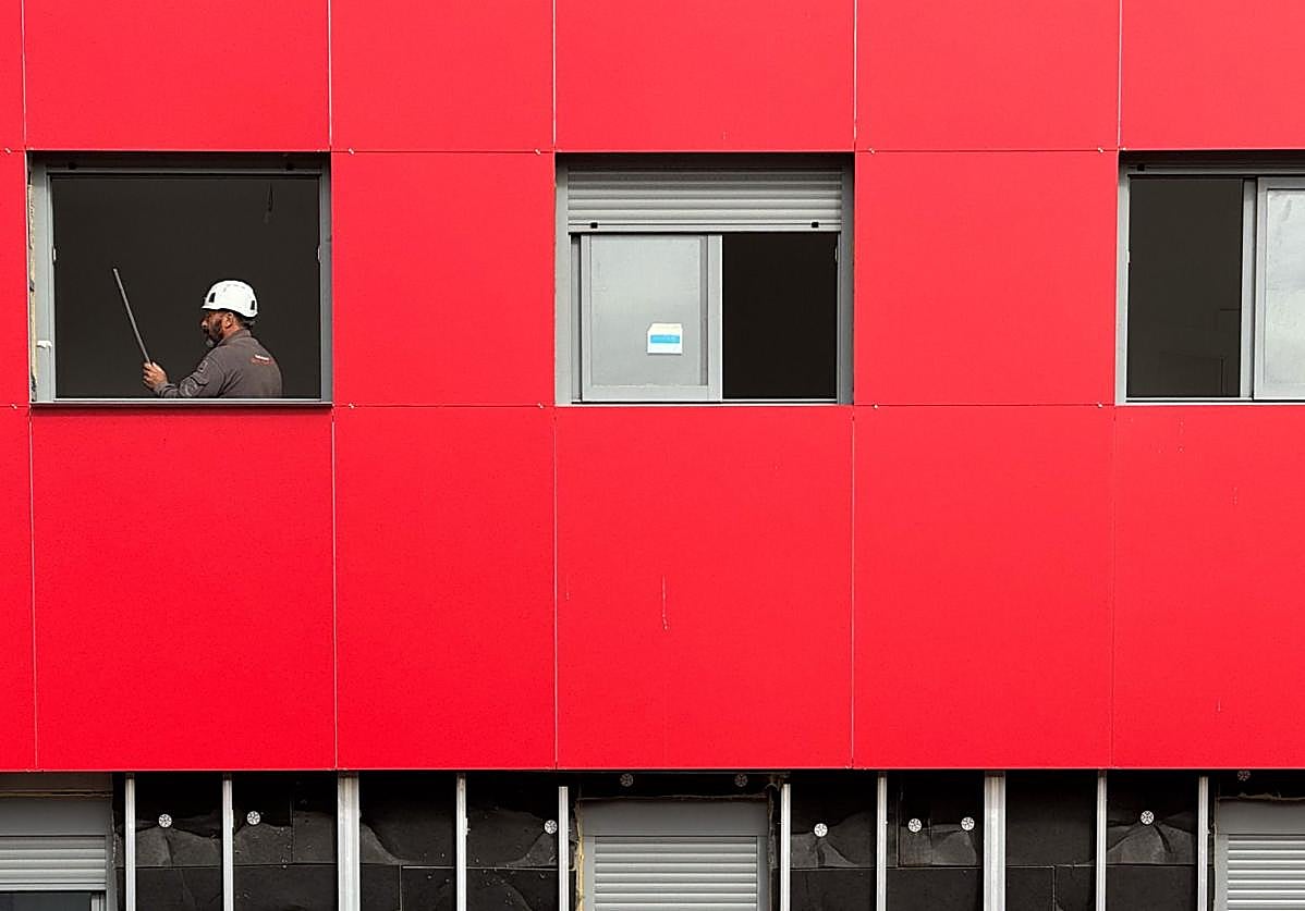 Un operario trabaja en un edificio de VPO en La Chana cuya obra está a punto de terminar.