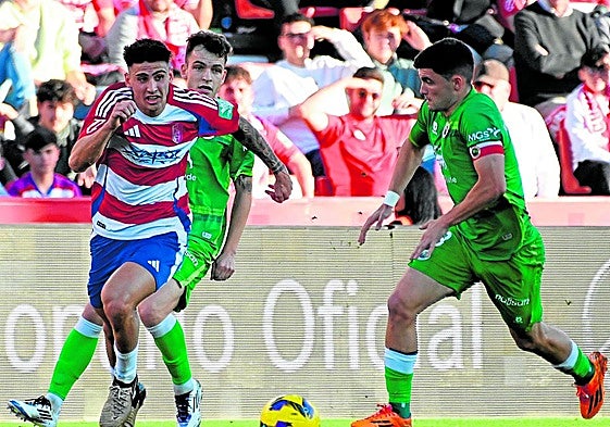 Rubén Sánchez atraviesa líneas con balón contra el Racing.