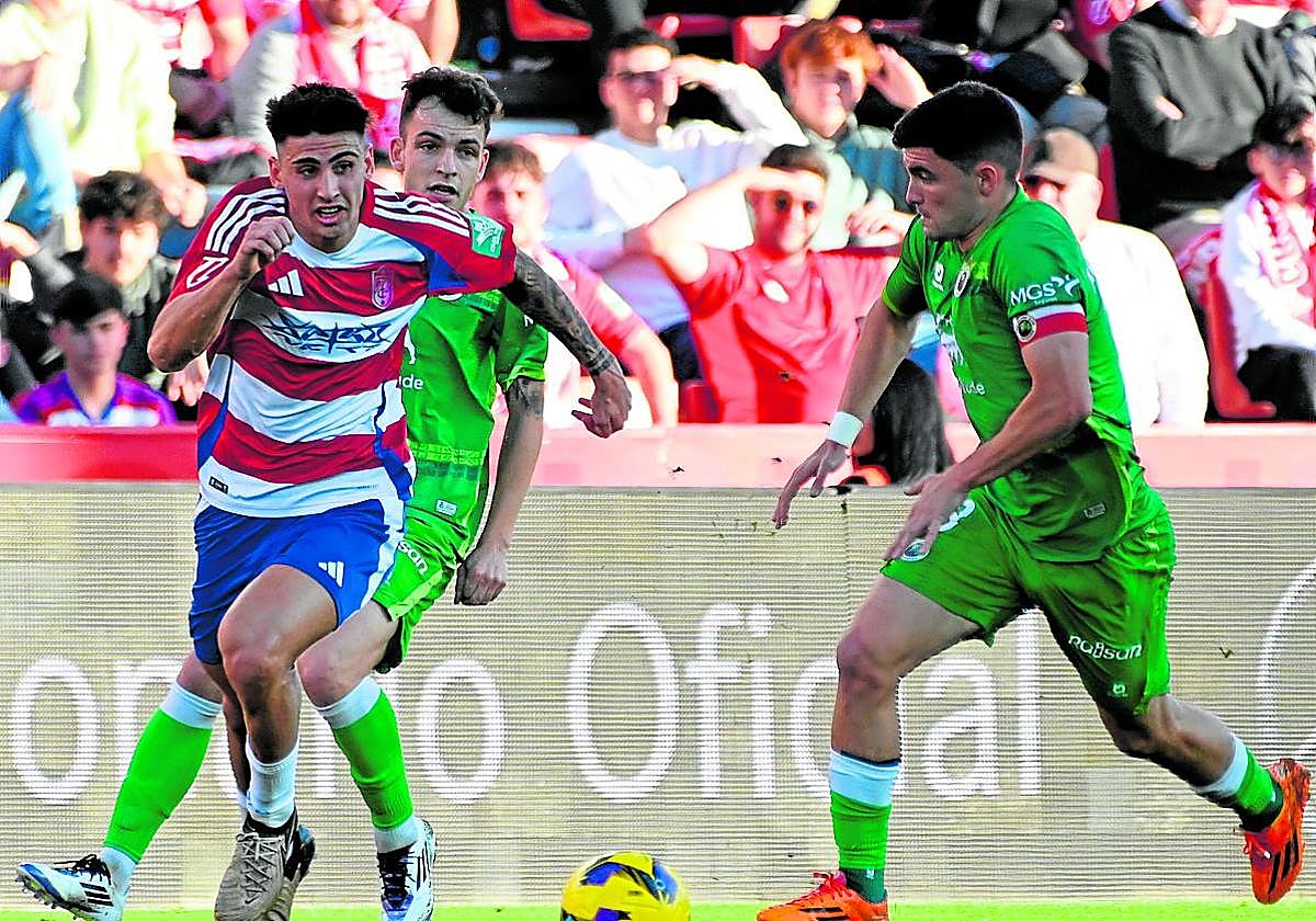 Rubén Sánchez atraviesa líneas con balón contra el Racing.