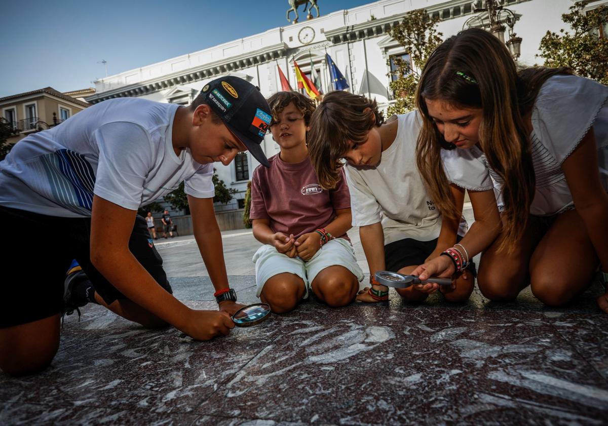 Imagen principal - Un grupo de jóvenes descubre los fósiles del Jurásico