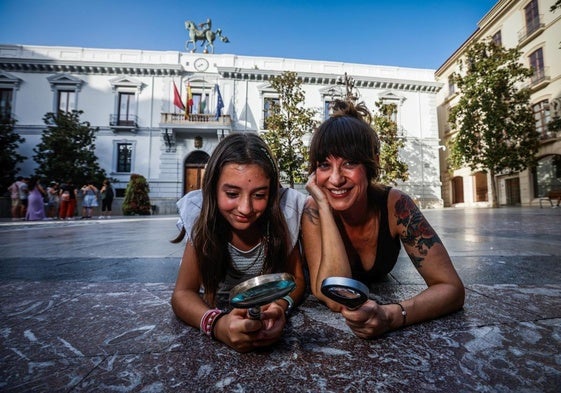 Lupa en mano, Eugenia y su sobrina Jimena observan los fósiles de la Plaza del Carmen.