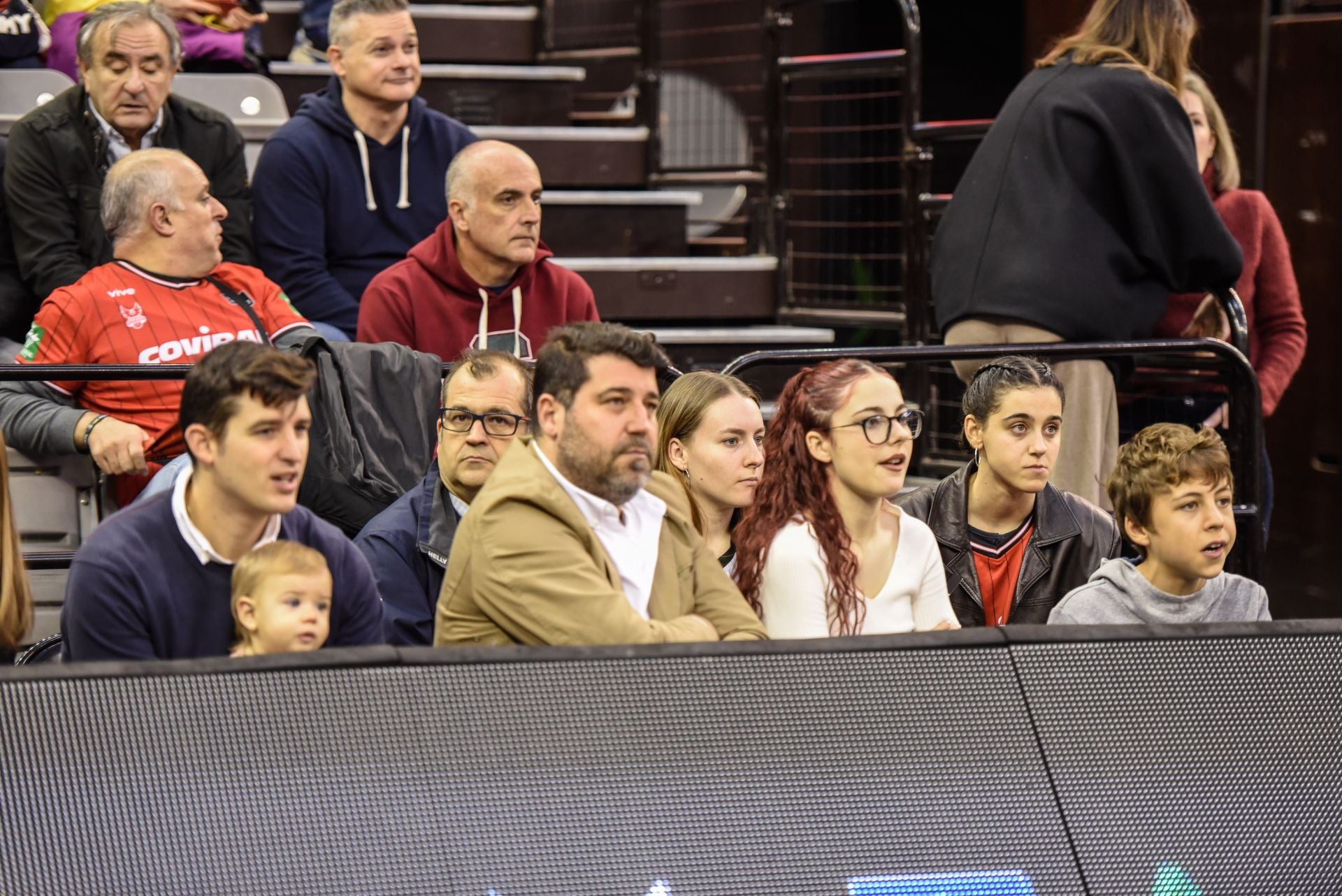 Encuéntrate en la grada del Palacio de Deportes en el Covirán - Joventut