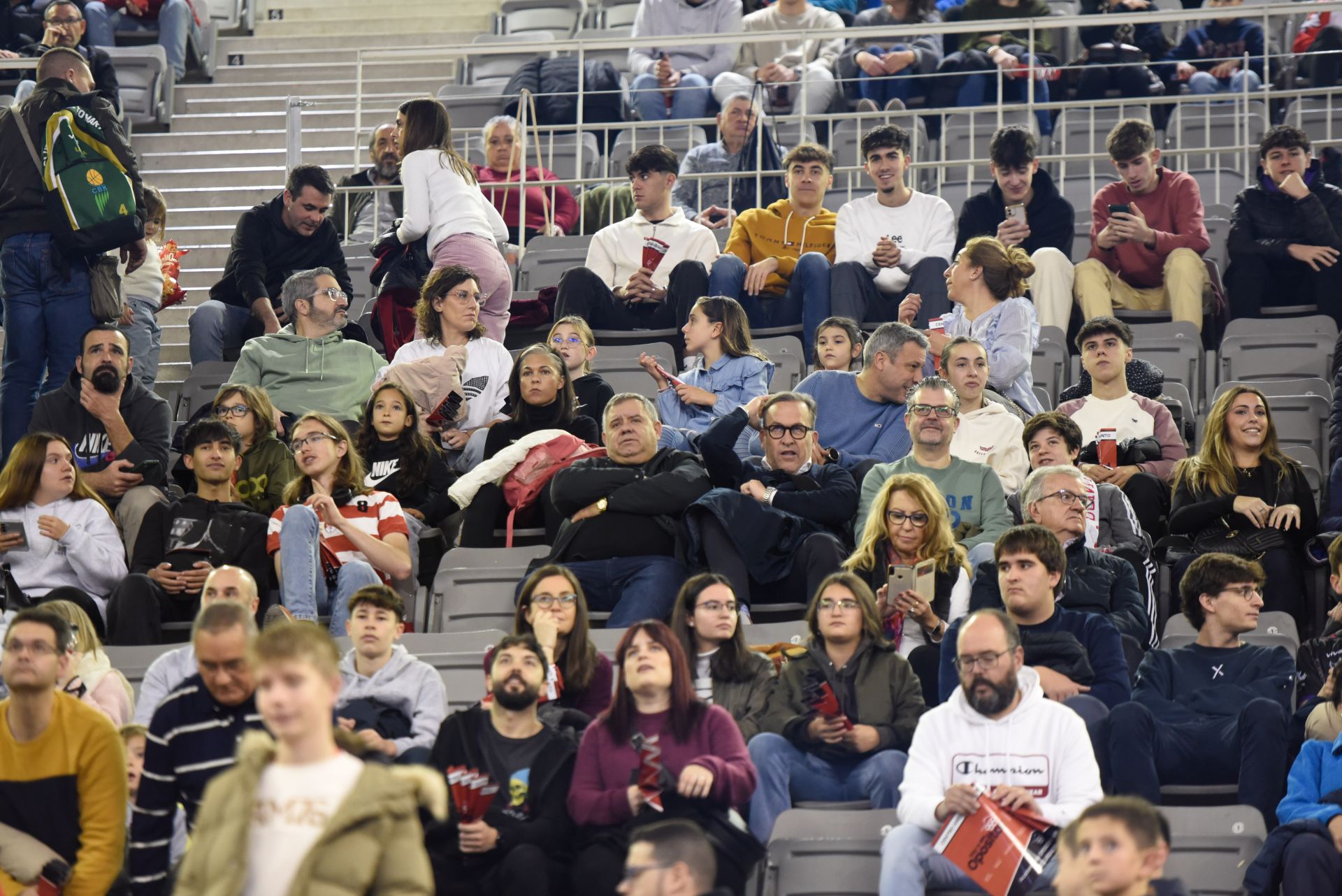 Encuéntrate en la grada del Palacio de Deportes en el Covirán - Joventut