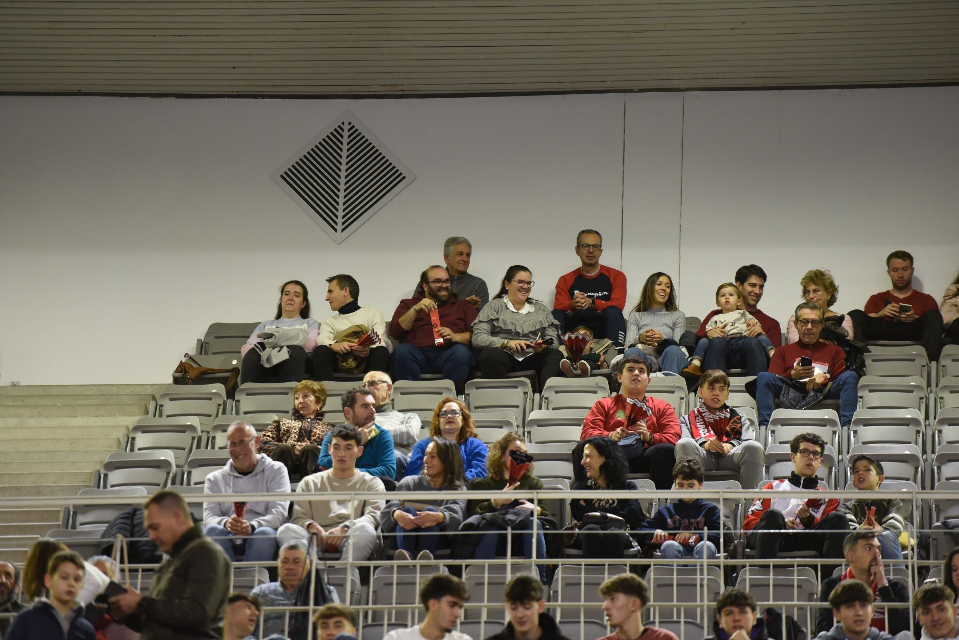 Encuéntrate en la grada del Palacio de Deportes en el Covirán - Joventut