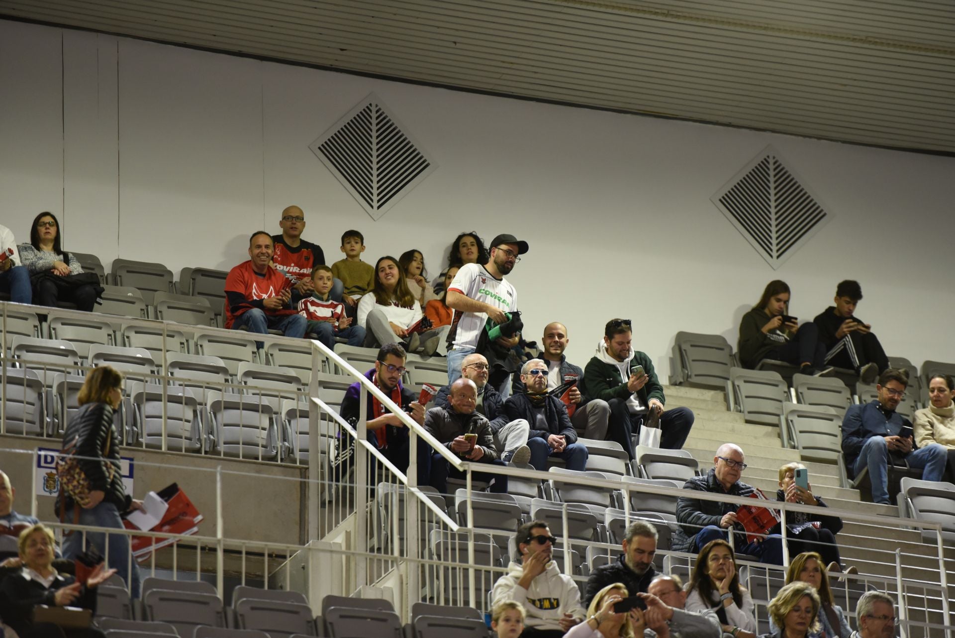 Encuéntrate en la grada del Palacio de Deportes en el Covirán - Joventut