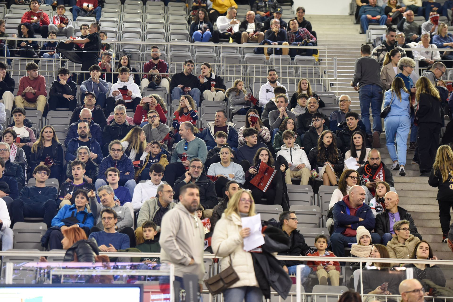 Encuéntrate en la grada del Palacio de Deportes en el Covirán - Joventut