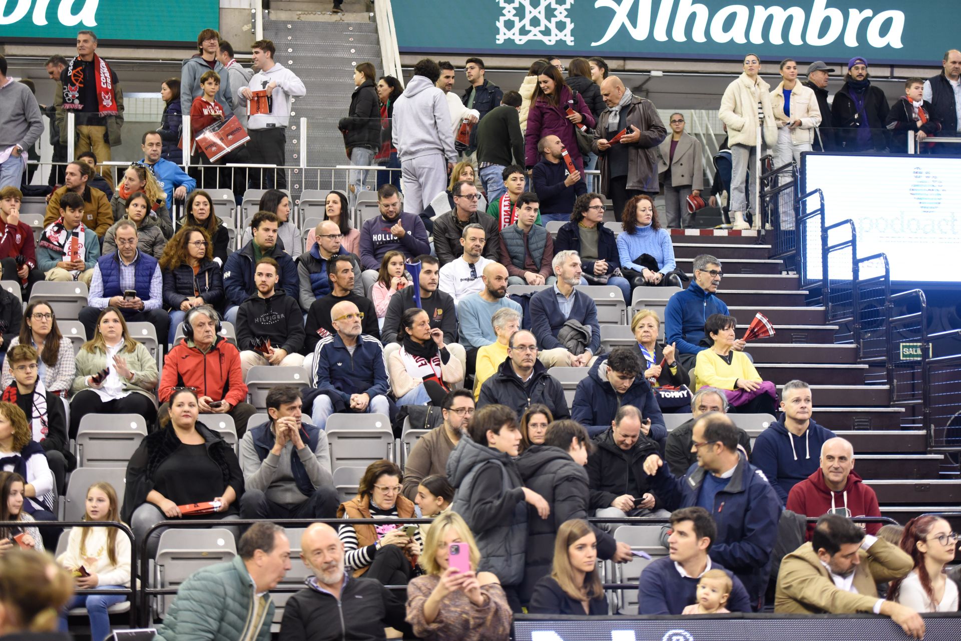 Encuéntrate en la grada del Palacio de Deportes en el Covirán - Joventut