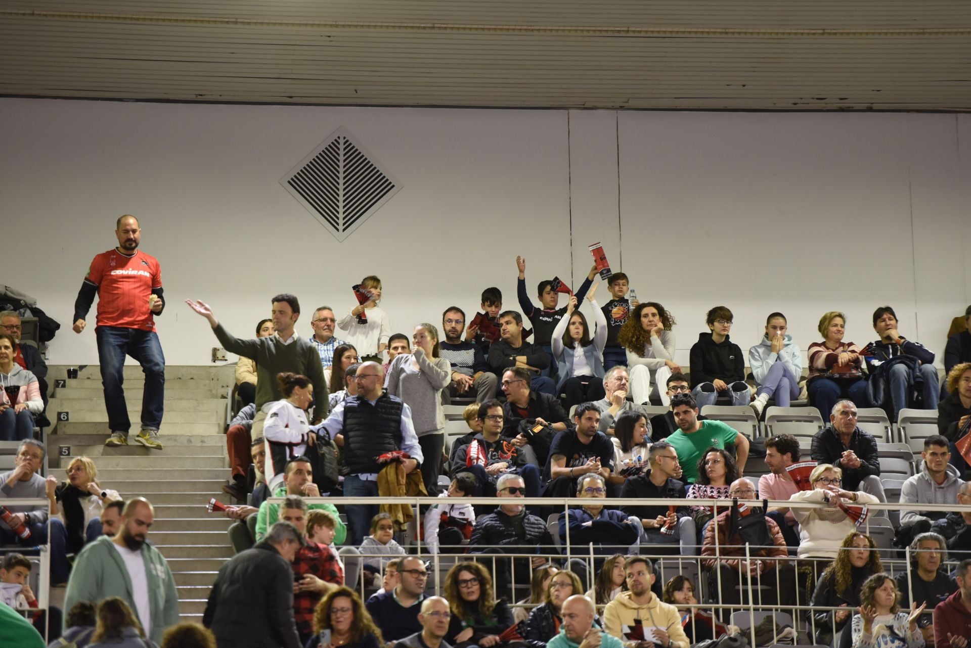 Encuéntrate en la grada del Palacio de Deportes en el Covirán - Joventut