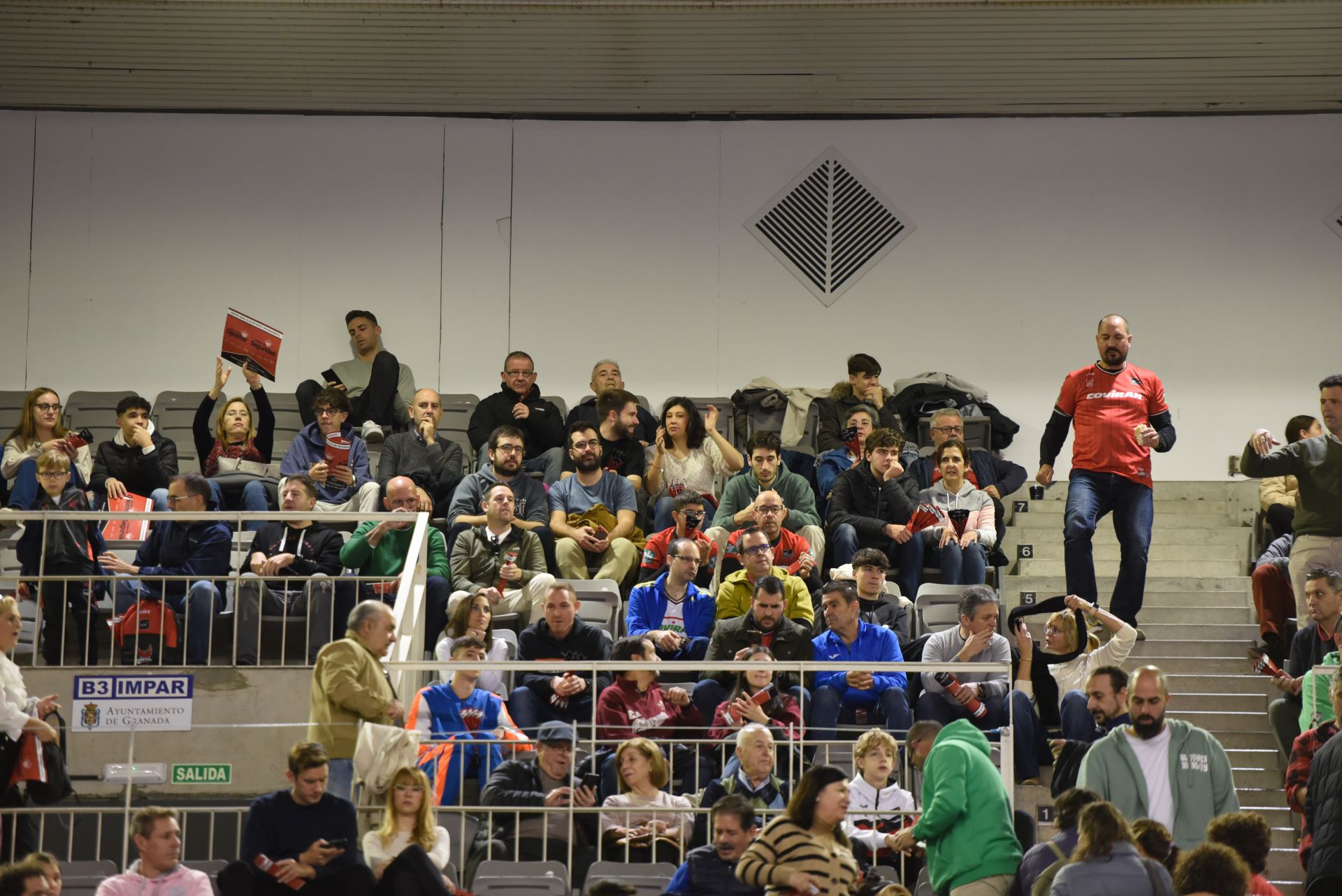 Encuéntrate en la grada del Palacio de Deportes en el Covirán - Joventut