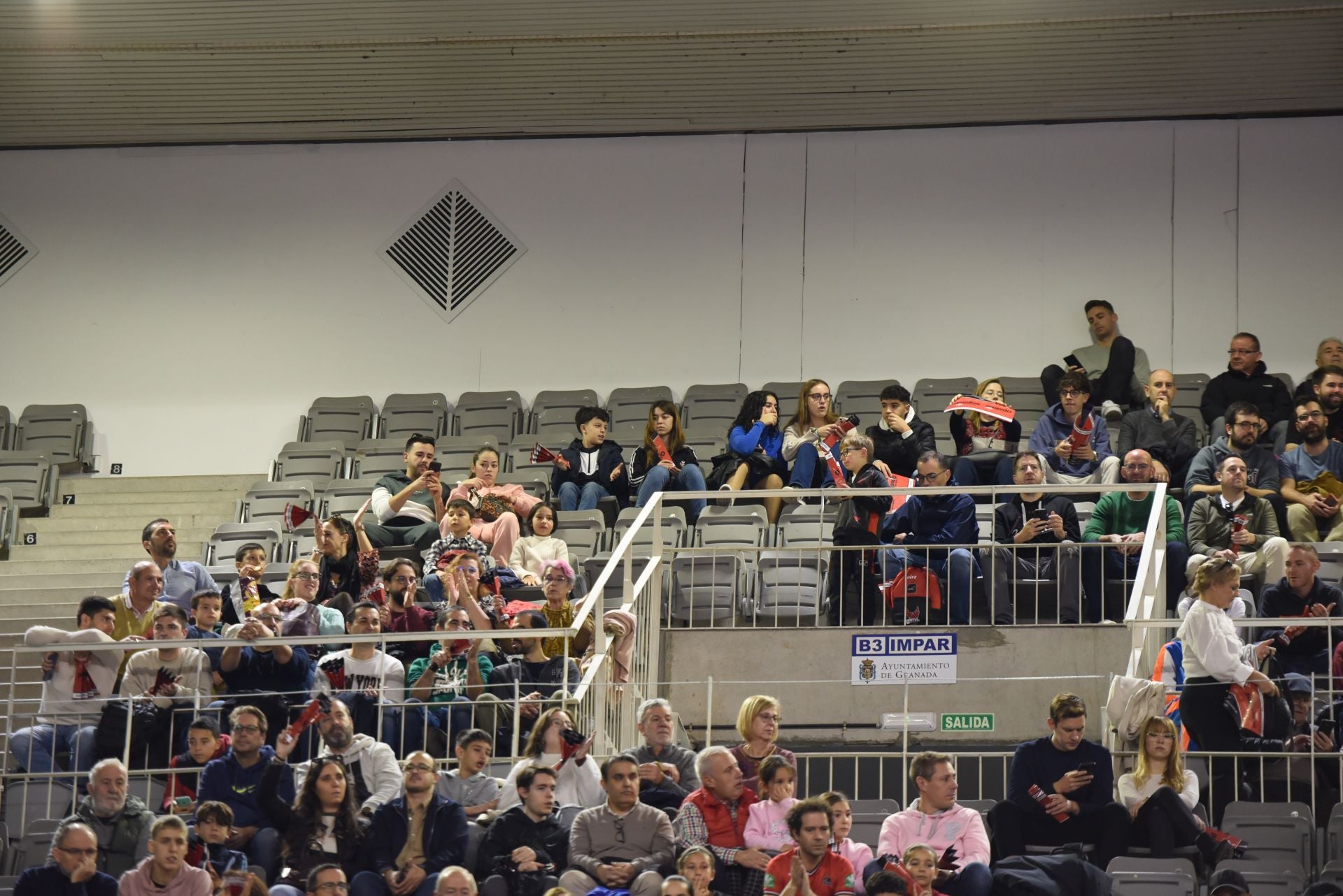 Encuéntrate en la grada del Palacio de Deportes en el Covirán - Joventut