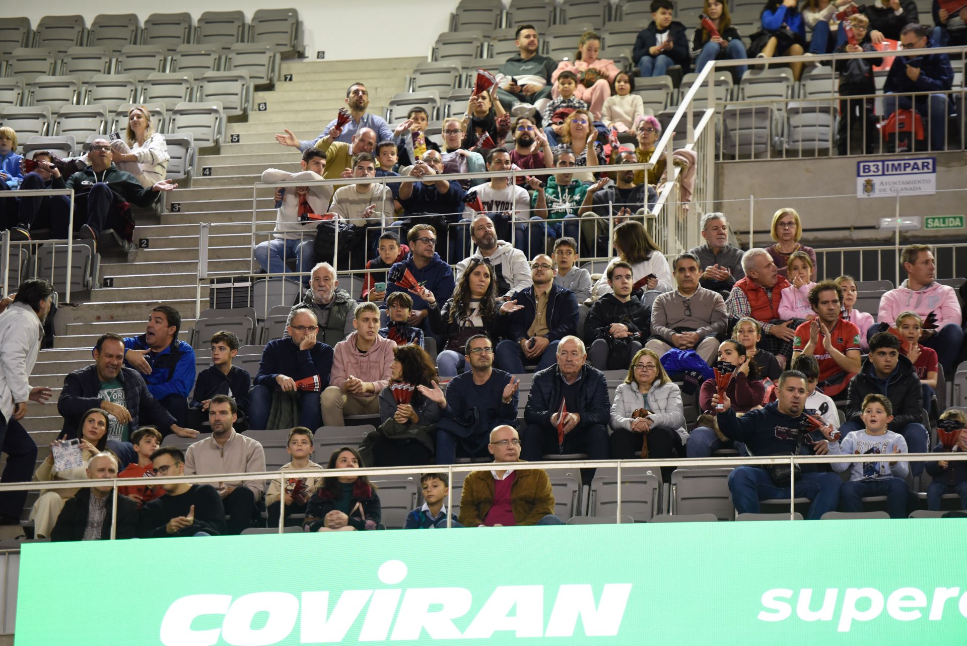 Encuéntrate en la grada del Palacio de Deportes en el Covirán - Joventut