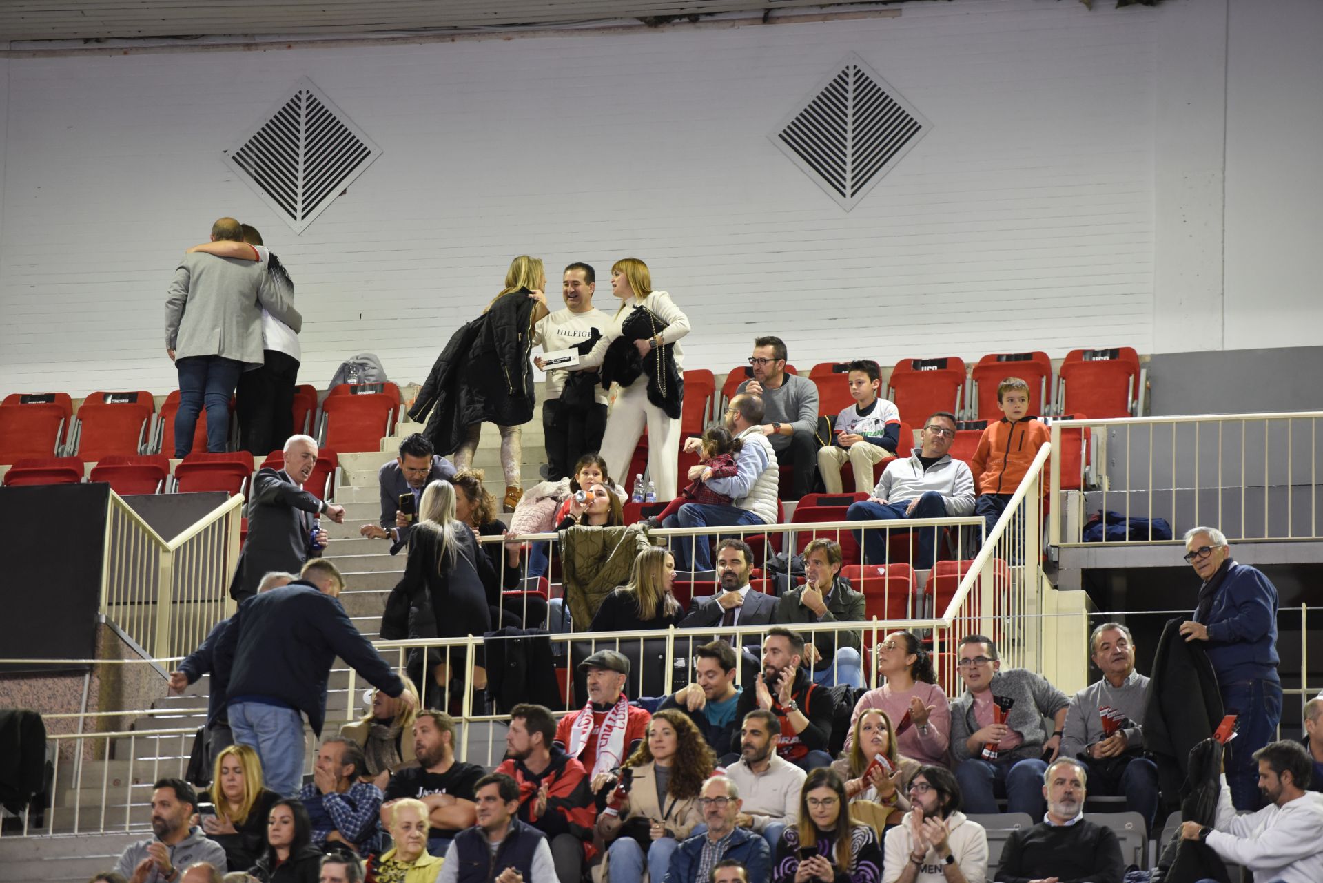 Encuéntrate en la grada del Palacio de Deportes en el Covirán - Joventut