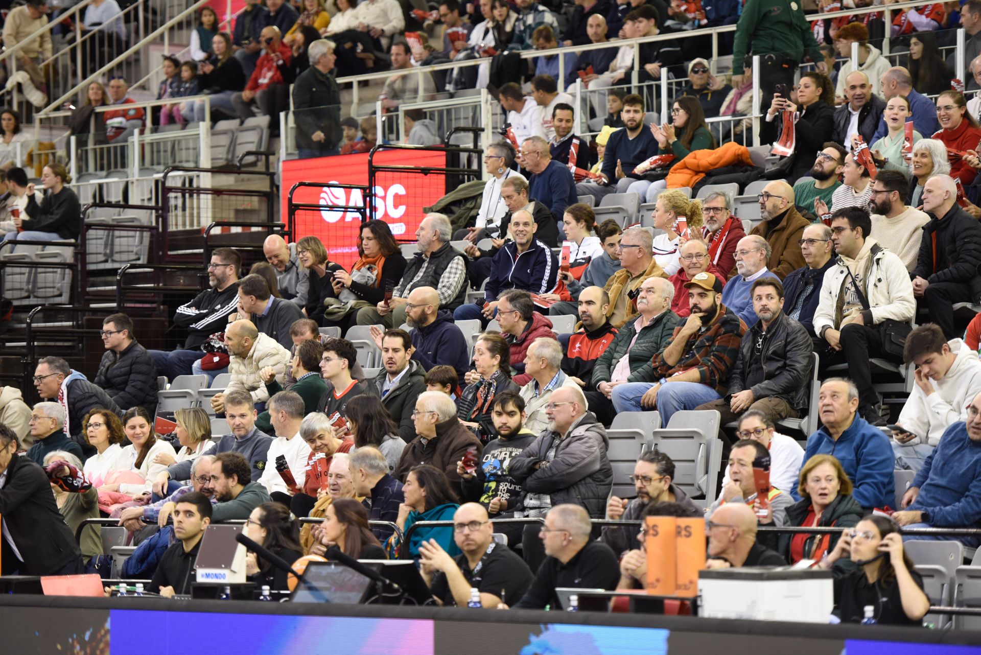 Encuéntrate en la grada del Palacio de Deportes en el Covirán - Joventut