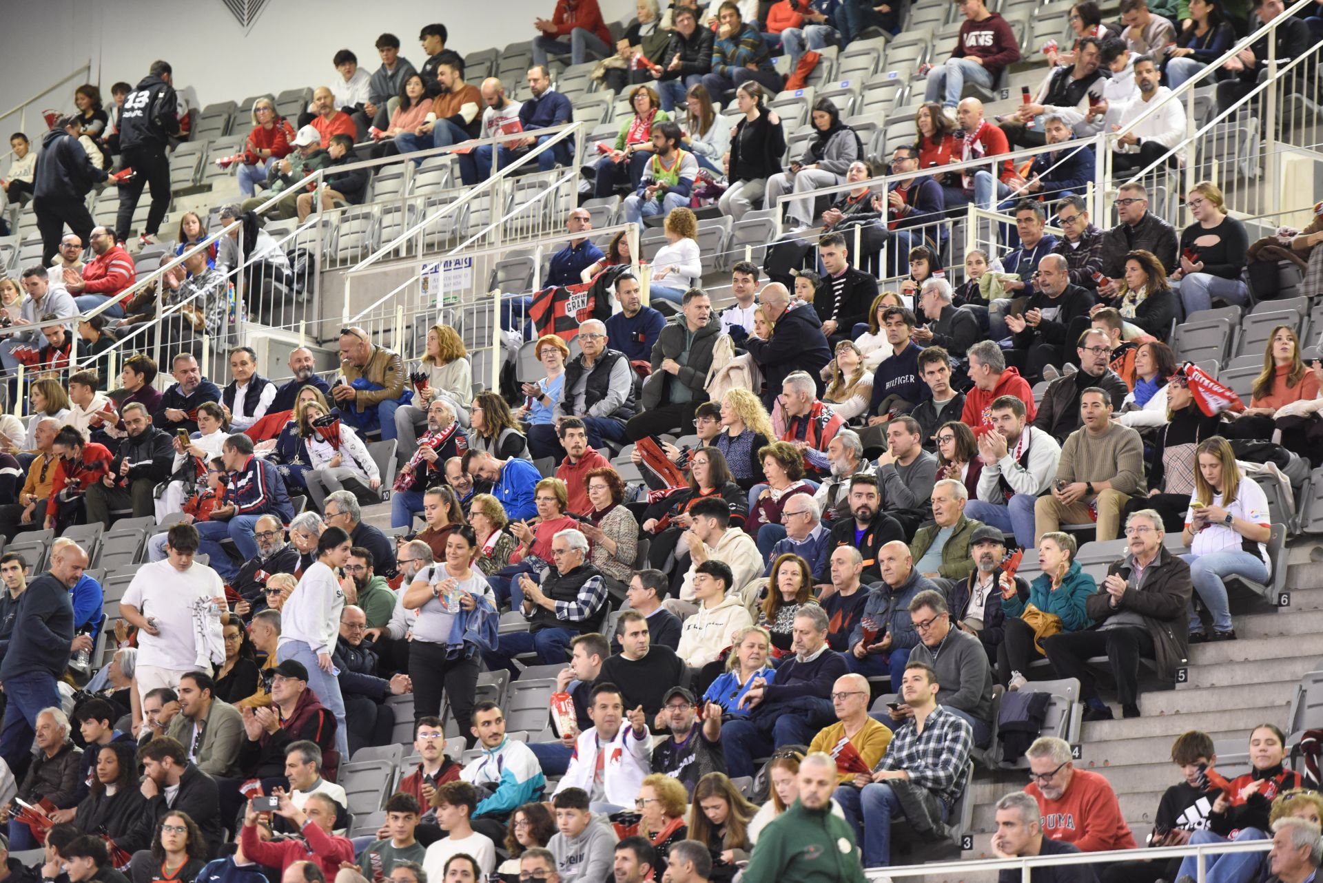 Encuéntrate en la grada del Palacio de Deportes en el Covirán - Joventut