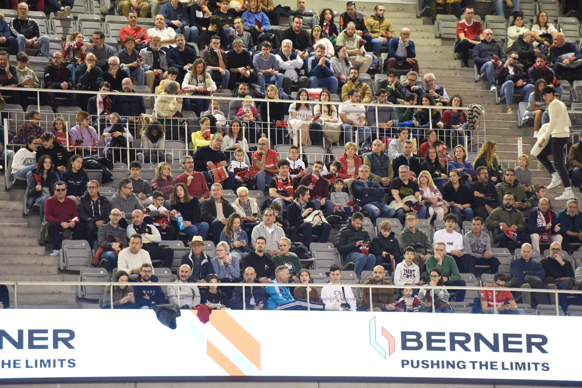 Encuéntrate en la grada del Palacio de Deportes en el Covirán - Joventut