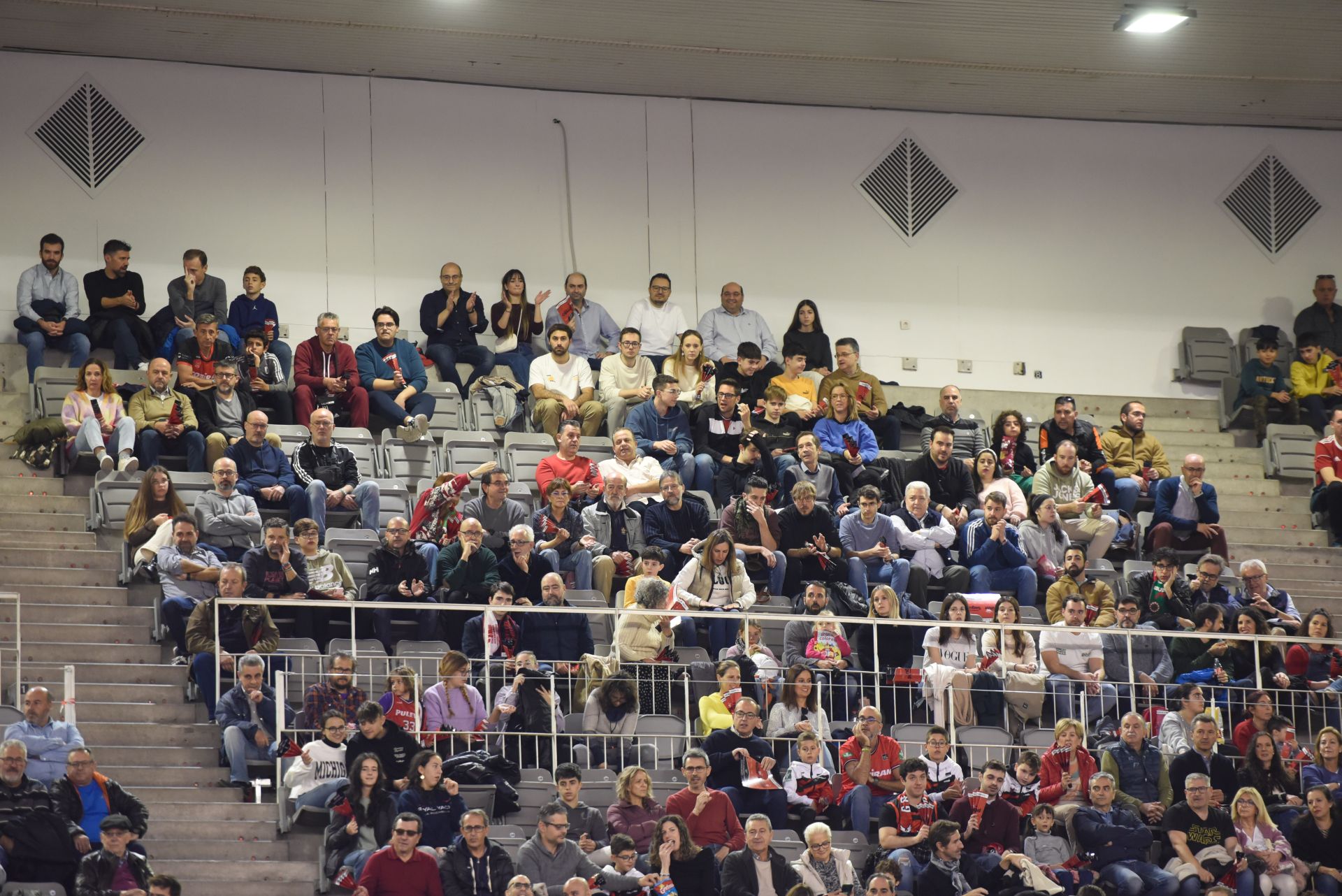 Encuéntrate en la grada del Palacio de Deportes en el Covirán - Joventut