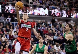 Jonathan Rousselle encesta de bandeja frente a Tomic en la visita del Joventut al Palacio de los Deportes.