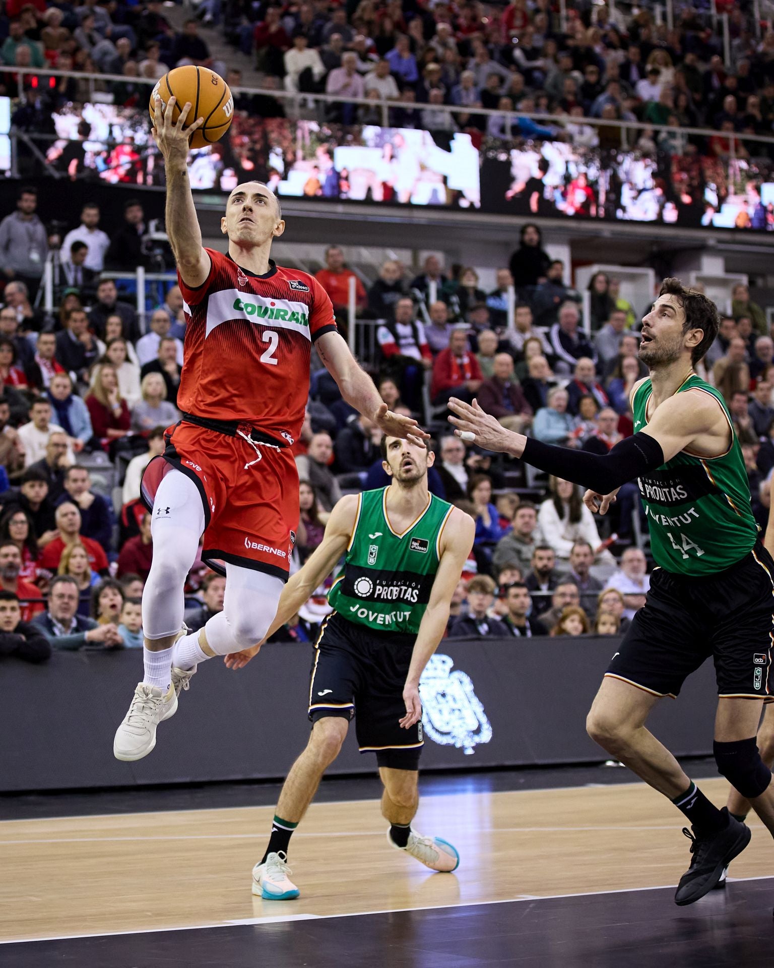 Jonathan Rousselle encesta de bandeja frente a Tomic en la visita del Joventut al Palacio de los Deportes.