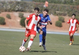 Marsu, que escapa de su defensor como el filial del rival de hoy, hizo el gol en Estepona.