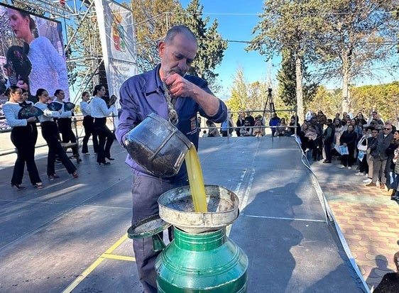 Uno de los agricultores durante la extracción del aceite.