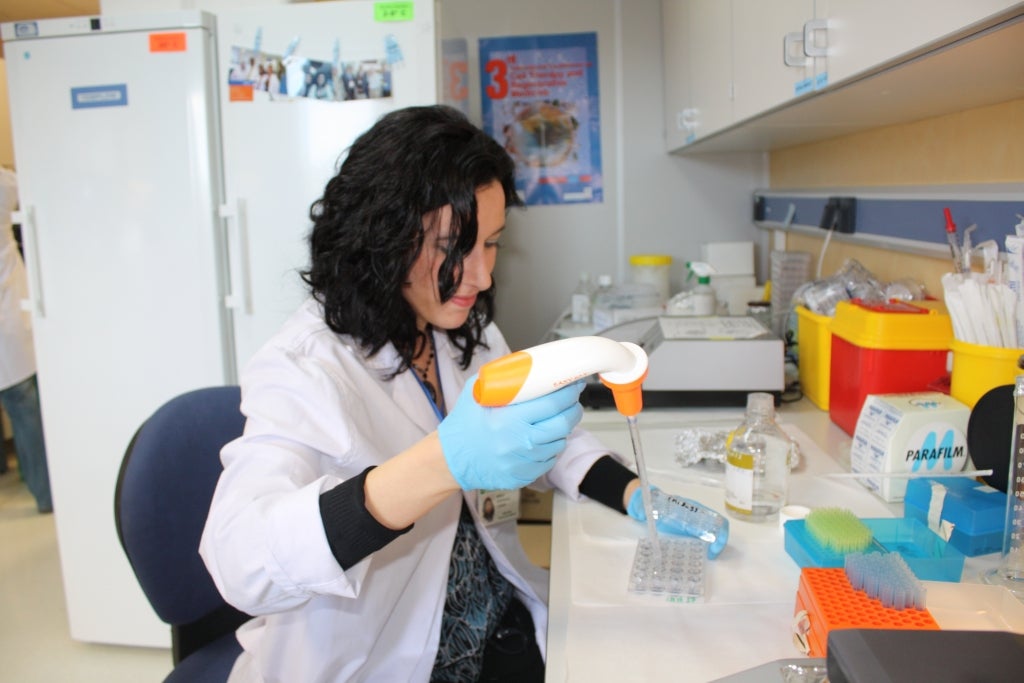 Una científica realizando su labor investigadora en un laboratorio.