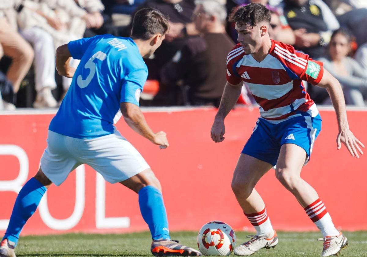 Dani Clavijo encara a un futbolista del Águilas.