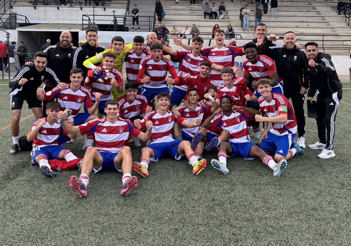 Los futbolistas del Juvenil A celebran la victoria en San Fernando que les acercaba a la Copa del Rey.