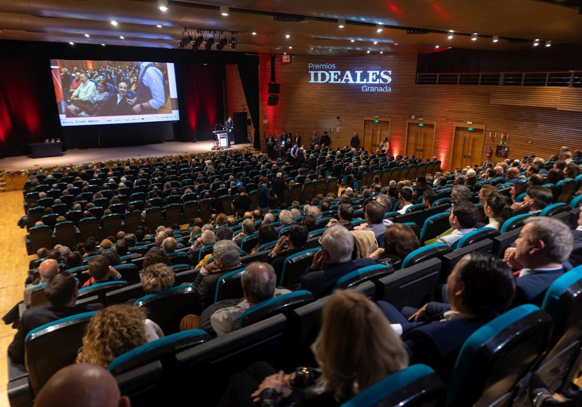 El auditorio de la Sala Manuel de Falla, del Palacio de Congresos, se llenó con quinientas personas para asistir a la gala número treinta y siete de los Premios IDEALES.