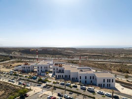 Vista del complejo desde un edificio cercano.