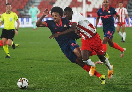 Sadiq zafandose de Koundé en un partido de la Copa del Rey