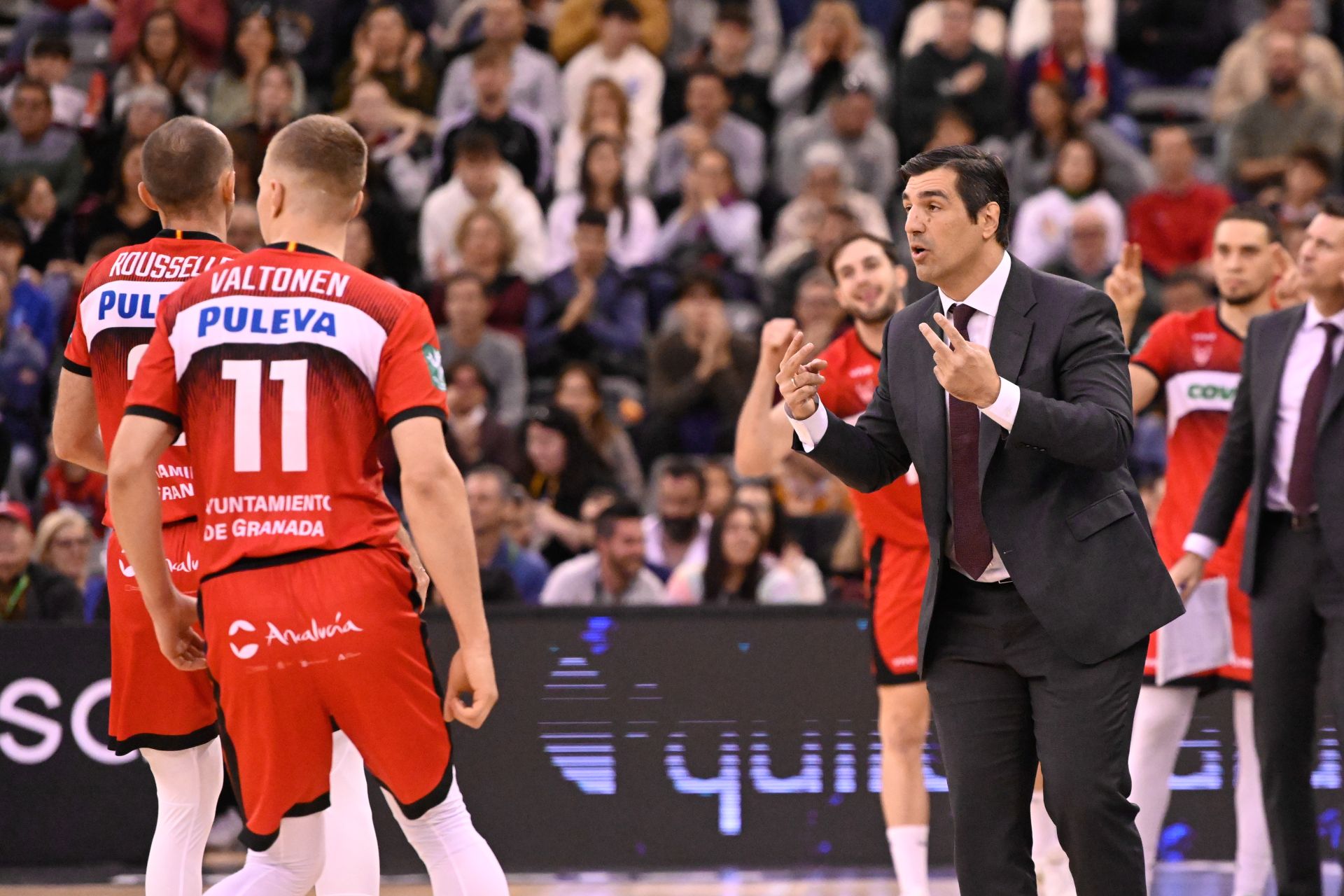 Pablo Pin (d) charla con Elias Valtonen durante el duelo ante el Joventut.