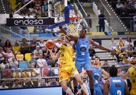 Jordan Sakho, del Breogán, intimida a John Shurna, del Gran Canaria.