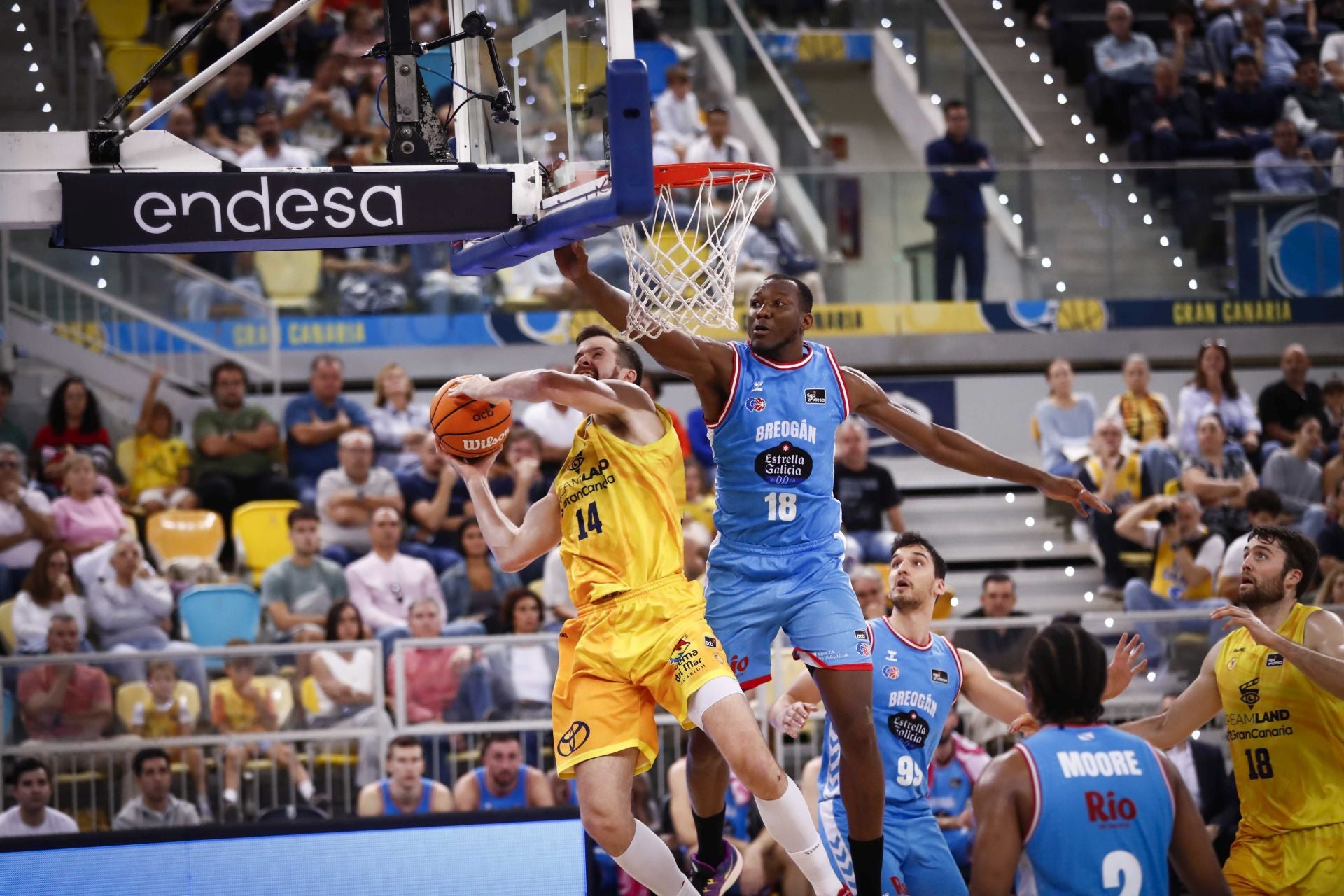 Jordan Sakho, del Breogán, intimida a John Shurna, del Gran Canaria.