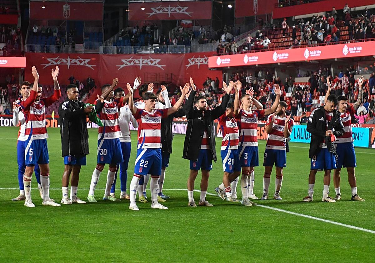 Los futbolistas del Granada celebran la victoria contra el Racing con la afición.