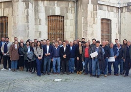 Foto de familia tras la entrega de las resoluciones de ayudas a las distintas explotaciones ganaderas.