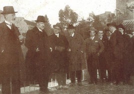 El escritor vasco (segundo por la izquierda) durante su visita a Granada, acompañando a Ortega y Gasset (a su izquierda).