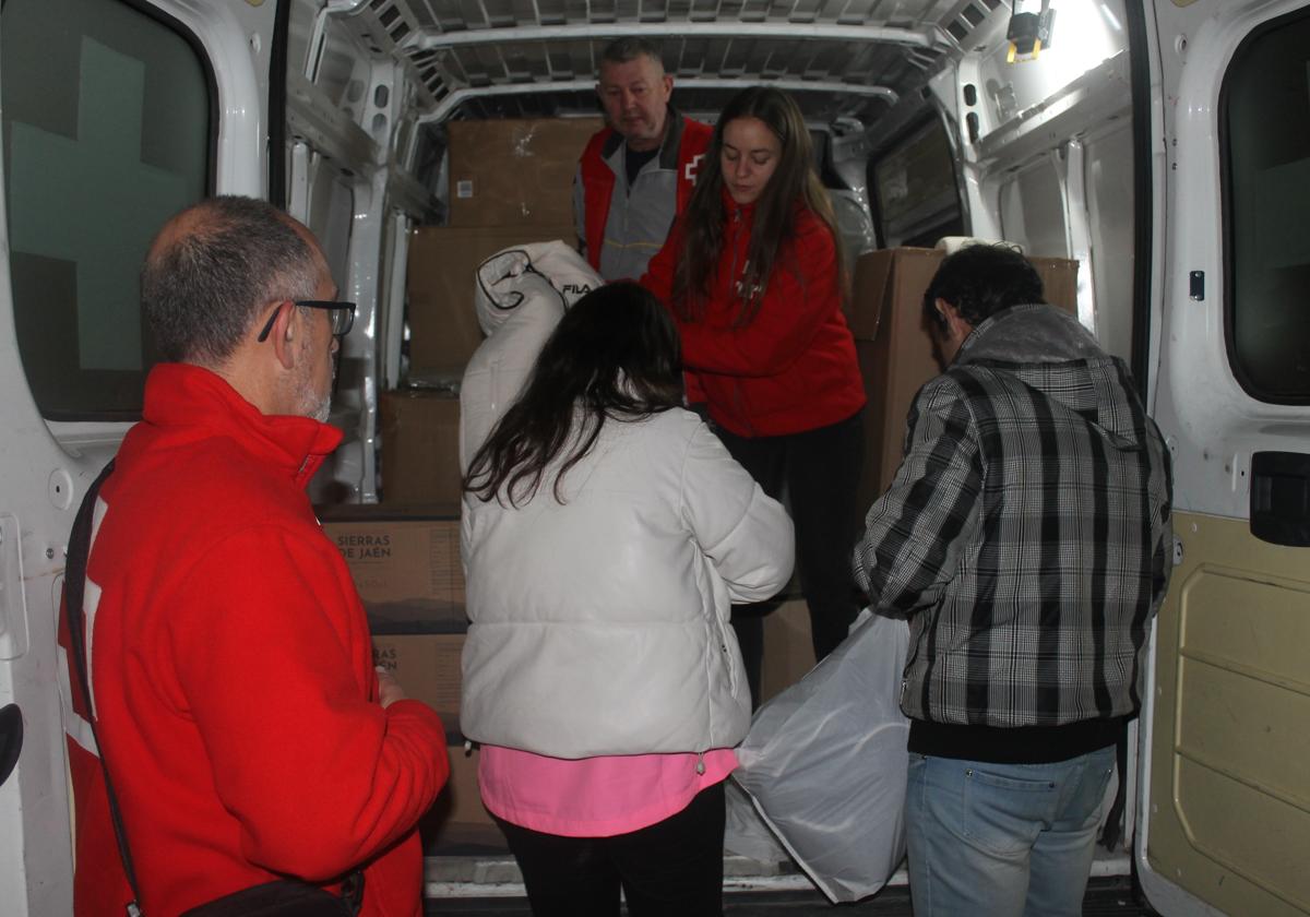 Cruz Roja entregando material humanitario