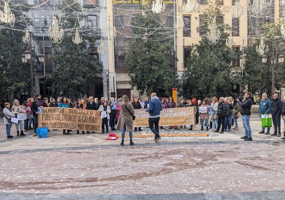 Protesta de los trabajadores de Servicios Sociales en la plaza del Carmen hace unas semanas.