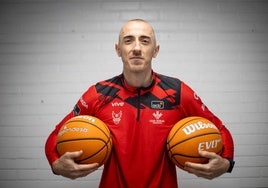 Jonathan Rousselle, que porta dos balones antes del entrenamiento en el Palacio de los Deportes, ejerce de líder en el Covirán.