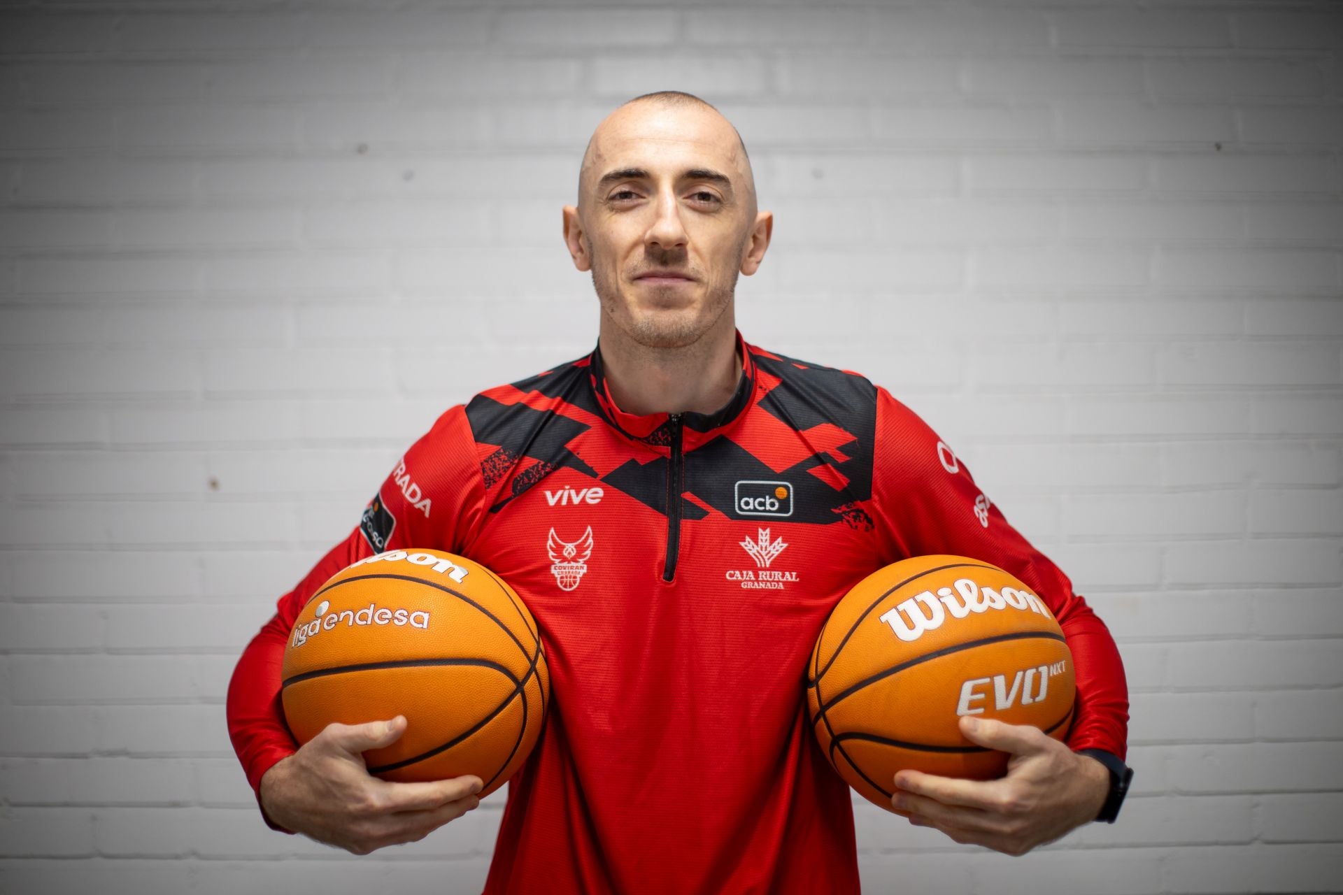 Jonathan Rousselle, que porta dos balones antes del entrenamiento en el Palacio de los Deportes, ejerce de líder en el Covirán.