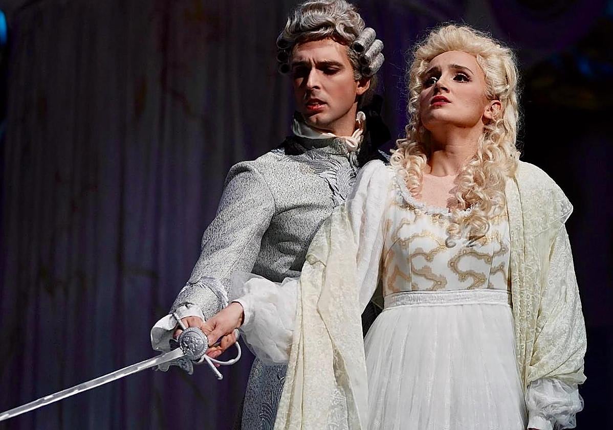 Imagen principal - El tenor almeriense Juan de Dios Mateos cierra con éxito su actuación en la Opera House de Shanghai