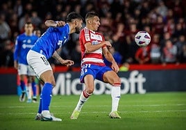 Uzuni y Alderete disputan un balón en el partido de Liga en 2023.