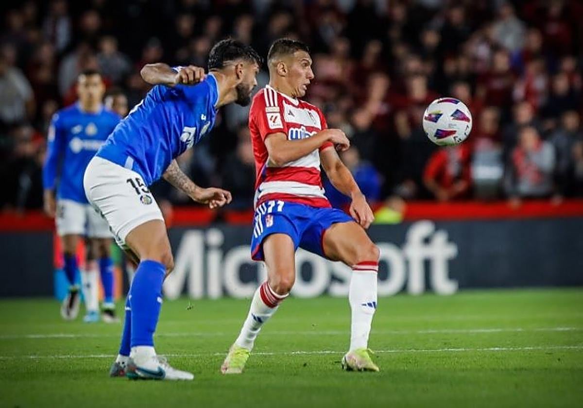 Uzuni y Alderete disputan un balón en el partido de Liga en 2023.