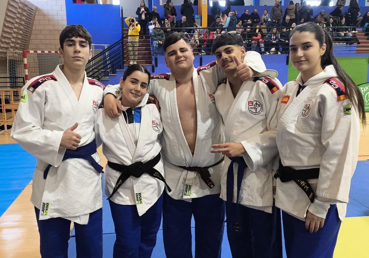 Integrantes del club de judo Blas González, satisfechos con sus resultados.